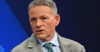 David Einhorn says the Fed will cut ‘substantially more’ than two times. So